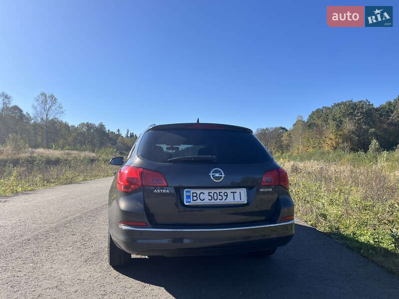 Універсал Opel Astra 2013 в Дрогобичі
