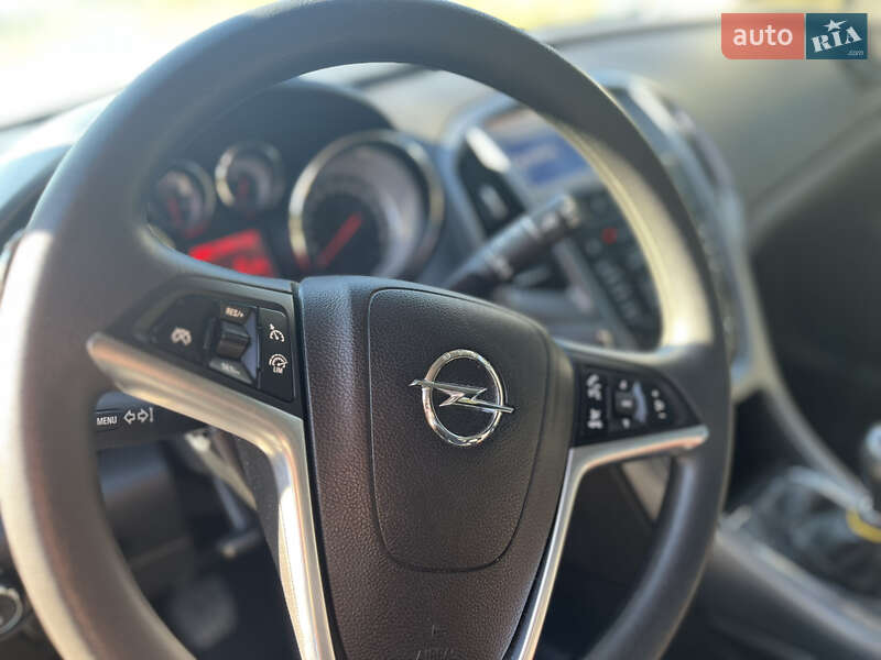 Універсал Opel Astra 2013 в Дрогобичі