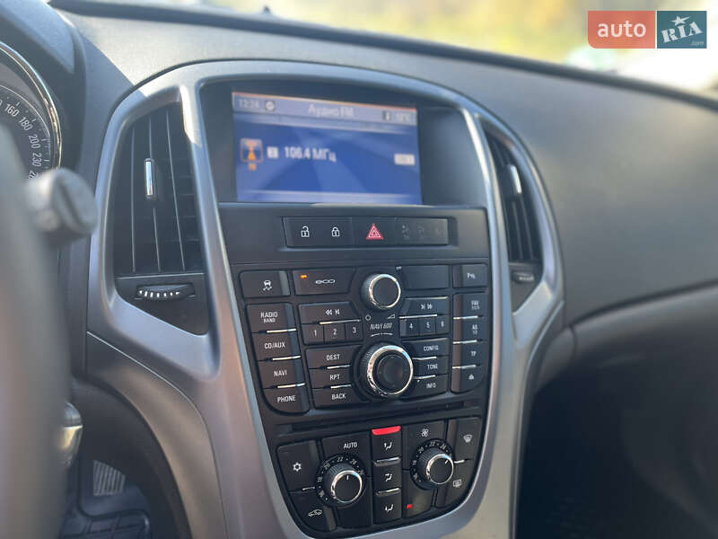 Універсал Opel Astra 2013 в Дрогобичі