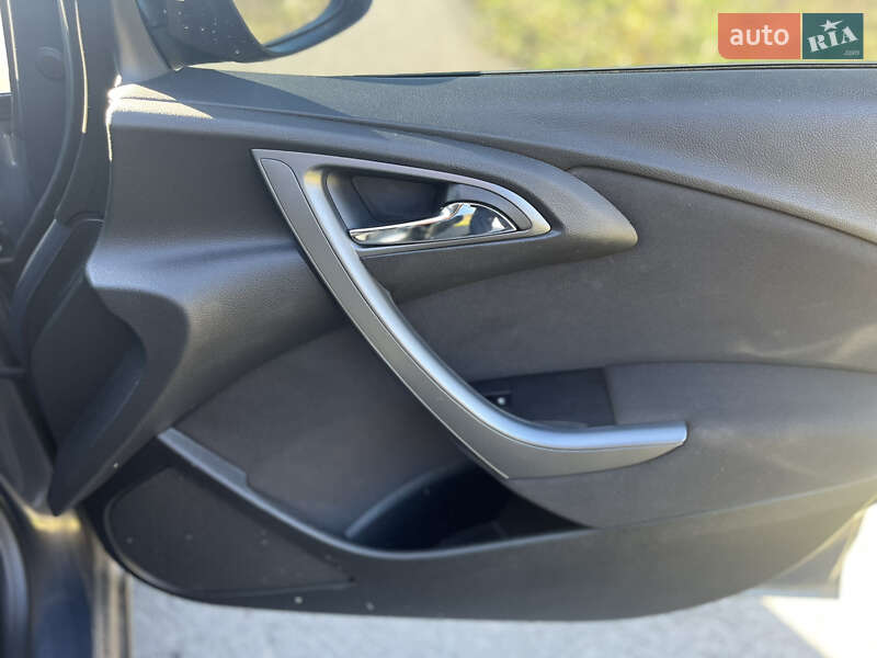 Універсал Opel Astra 2013 в Дрогобичі
