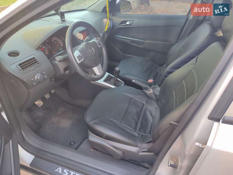 Хэтчбек Opel Astra 2013 в Гостомеле