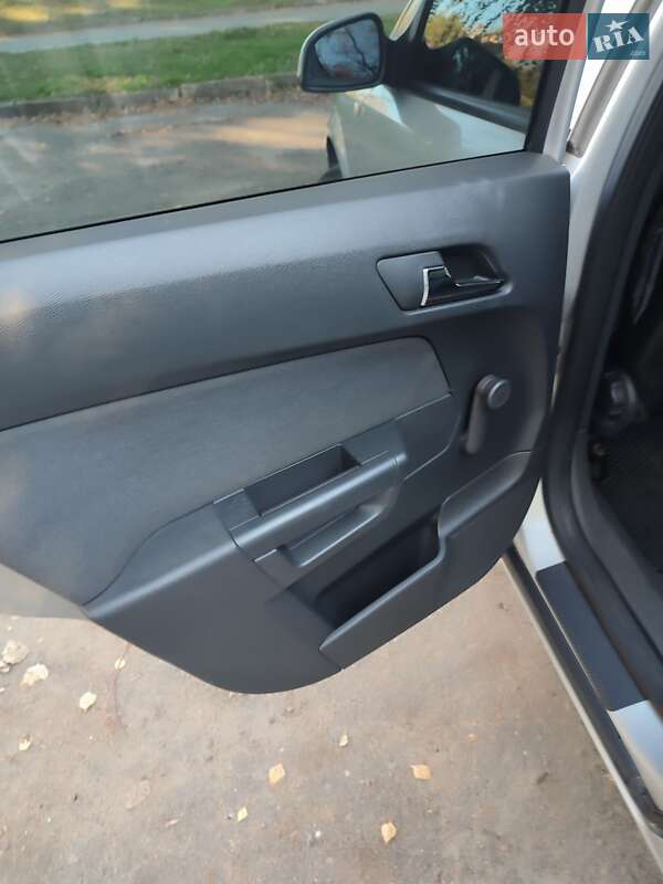 Хэтчбек Opel Astra 2013 в Гостомеле