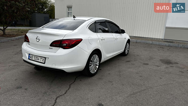 Седан Opel Astra 2015 в Павлограді