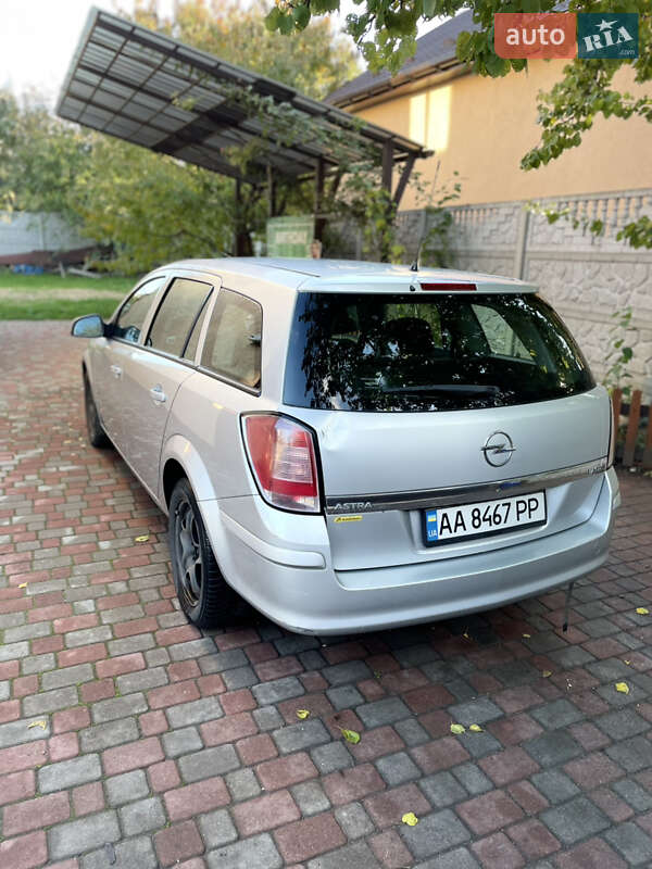Универсал Opel Astra 2012 в Чернигове