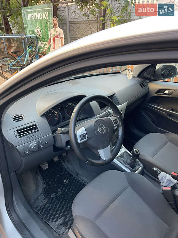 Универсал Opel Astra 2012 в Чернигове
