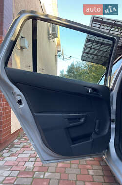Универсал Opel Astra 2012 в Чернигове