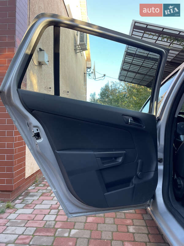 Универсал Opel Astra 2012 в Чернигове