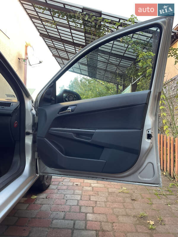 Универсал Opel Astra 2012 в Чернигове
