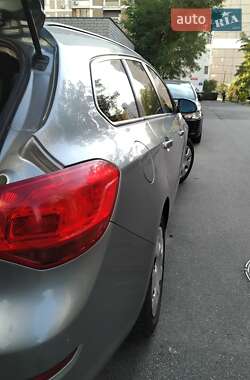 Универсал Opel Astra 2011 в 