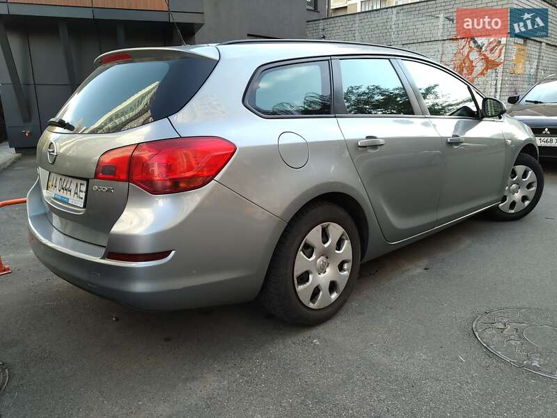 Универсал Opel Astra 2011 в Киеве