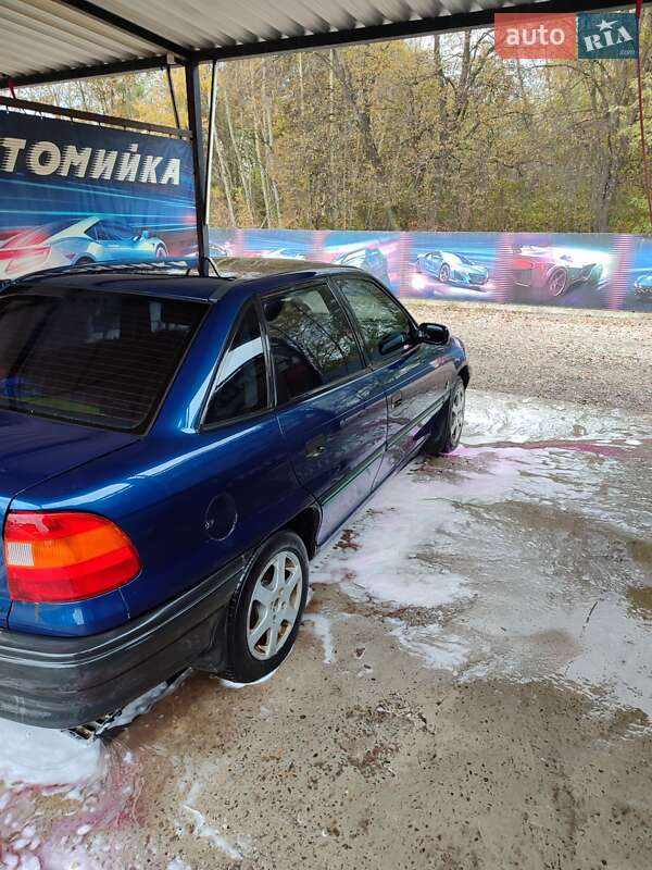 Седан Opel Astra 1993 в Ивано-Франковске