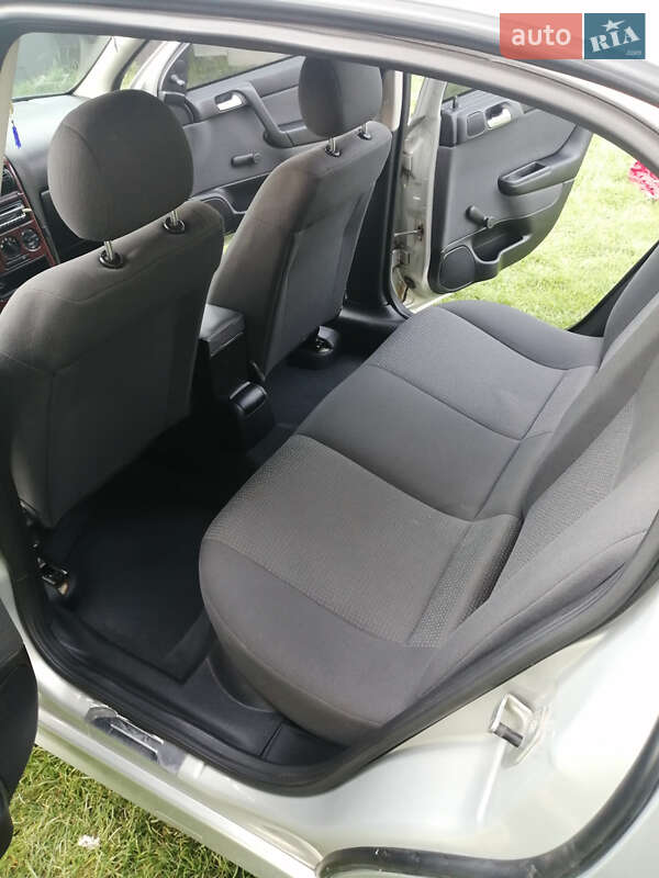 Седан Opel Astra 2007 в Почаеве