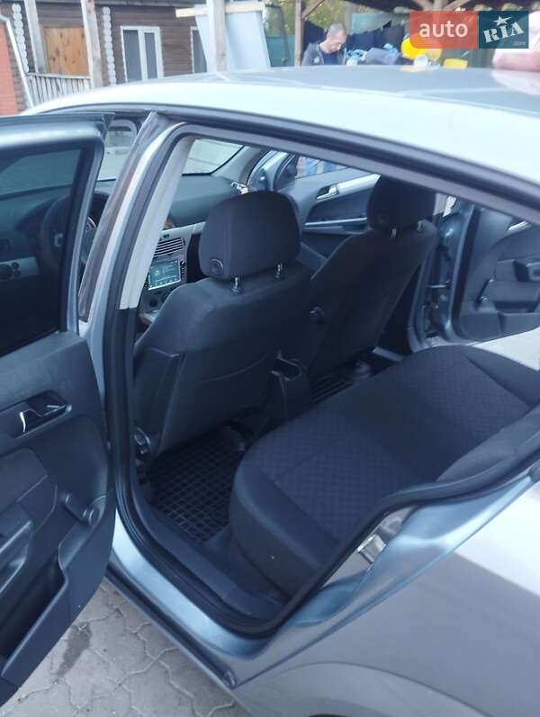 Хетчбек Opel Astra 2004 в Житомирі