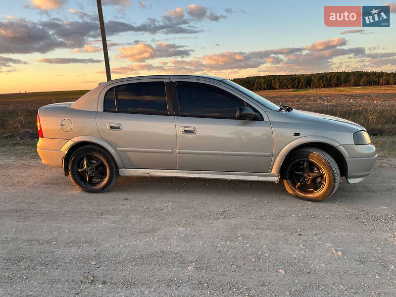 Седан Opel Astra 2007 в Почаеве