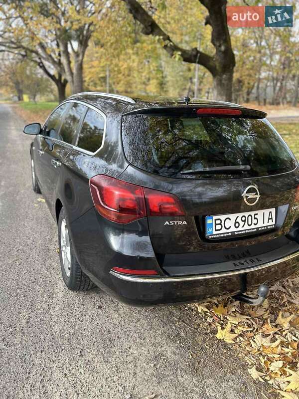 Универсал Opel Astra 2013 в Стрые