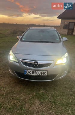 Універсал Opel Astra 2011 в Зарічному