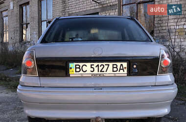 Седан Opel Astra 1995 в Ровно