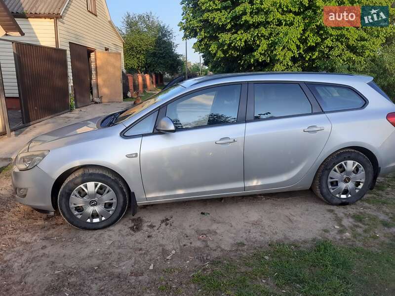 Универсал Opel Astra 2012 в Ратным