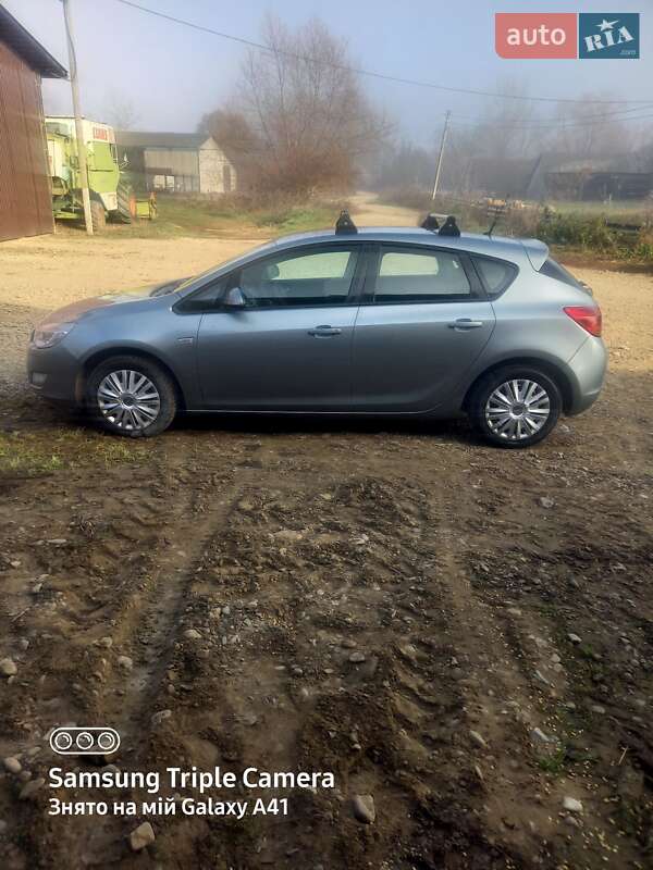 Хэтчбек Opel Astra 2011 в Снятине