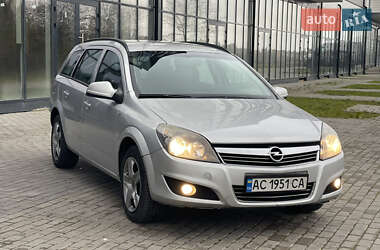 Універсал Opel Astra 2011 в Рівному