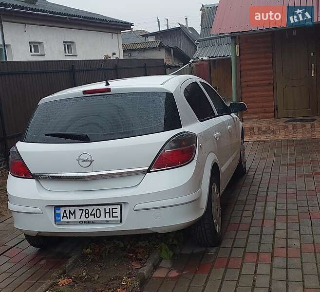 Хэтчбек Opel Astra 2008 в Овруче