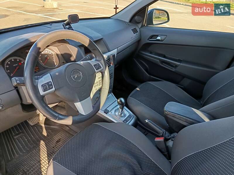 Хэтчбек Opel Astra 2013 в Ивано-Франковске
