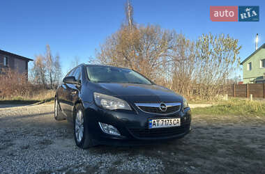 Універсал Opel Astra 2012 в Івано-Франківську