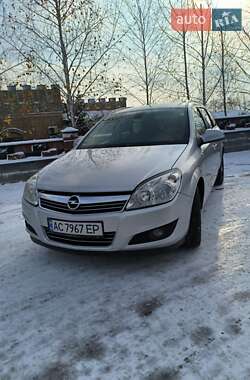 Універсал Opel Astra 2010 в Рівному