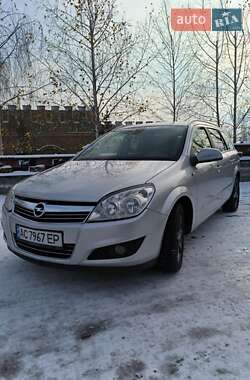 Універсал Opel Astra 2010 в Рівному