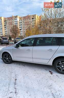 Універсал Opel Astra 2010 в Рівному