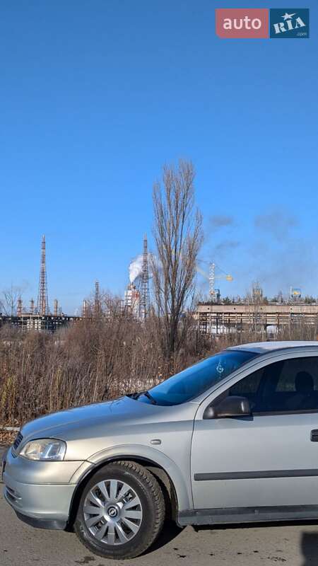 Седан Opel Astra 2006 в Ровно
