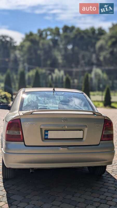 Седан Opel Astra 2006 в Ровно