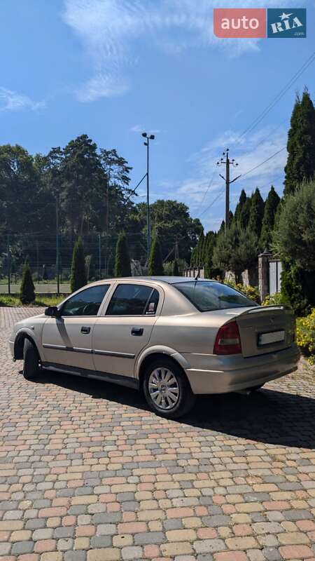 Седан Opel Astra 2006 в Ровно