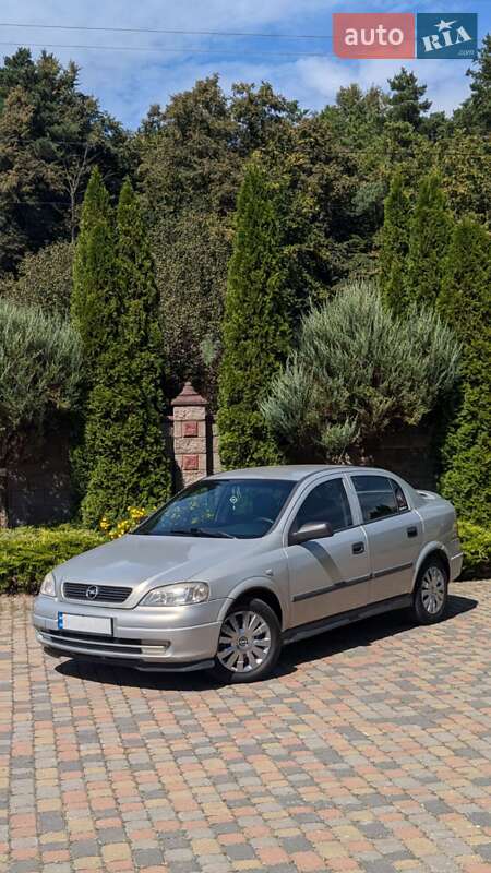 Седан Opel Astra 2006 в Ровно