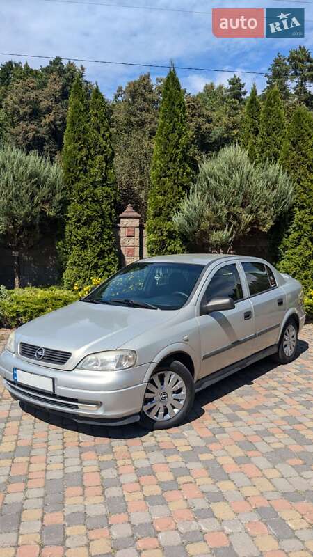 Седан Opel Astra 2006 в Ровно