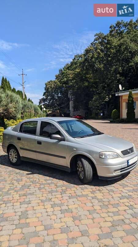 Седан Opel Astra 2006 в Ровно
