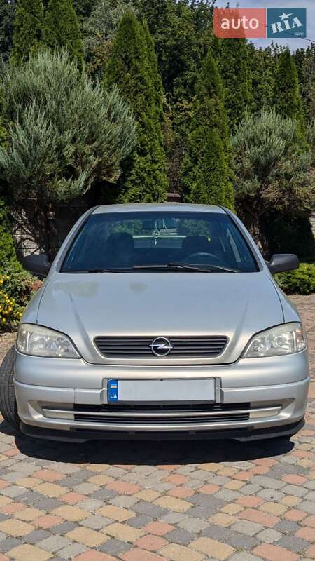 Седан Opel Astra 2006 в Ровно