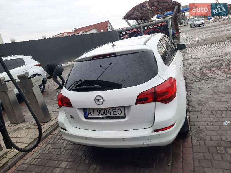 Универсал Opel Astra 2011 в Калуше