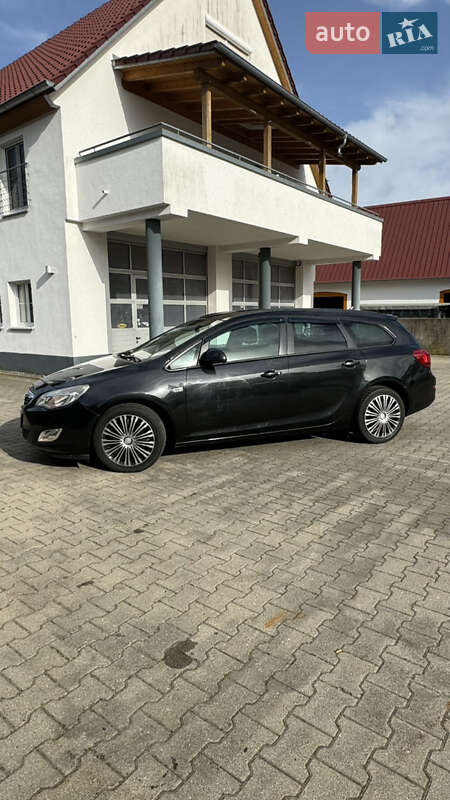 Универсал Opel Astra 2011 в Львове