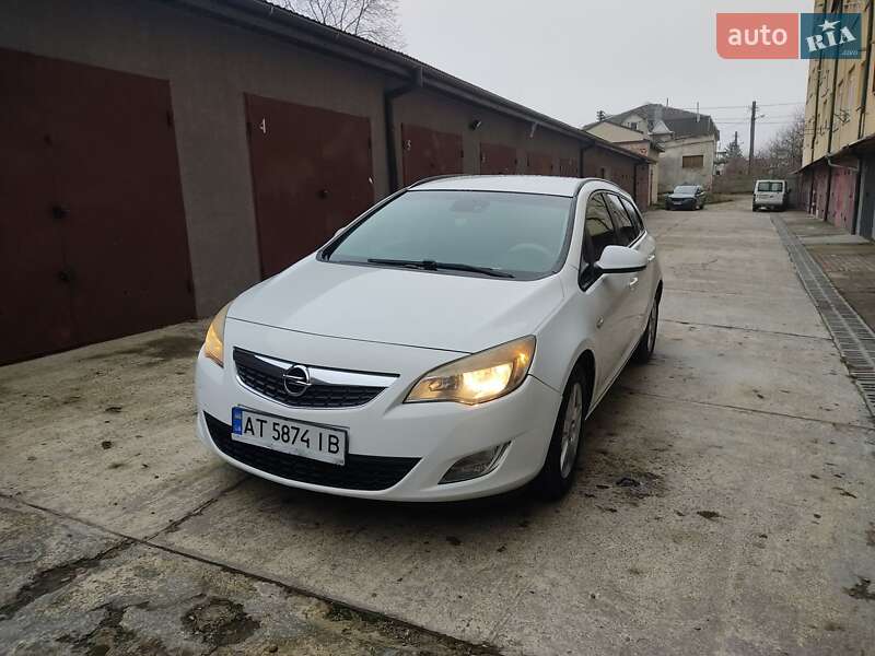 Універсал Opel Astra 2011 в Івано-Франківську