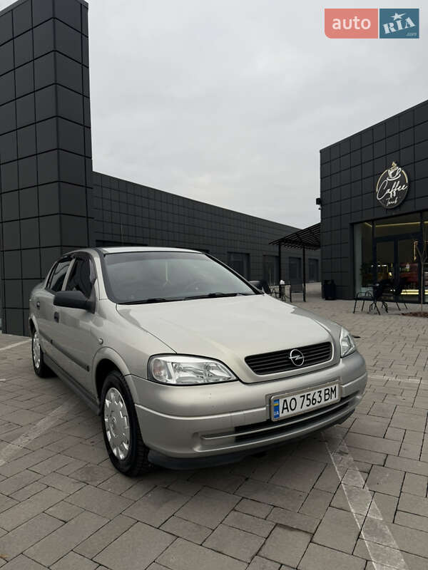 Седан Opel Astra 2006 в Тячеві