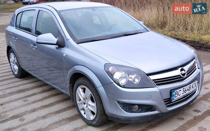 Хэтчбек Opel Astra 2011 в Львове