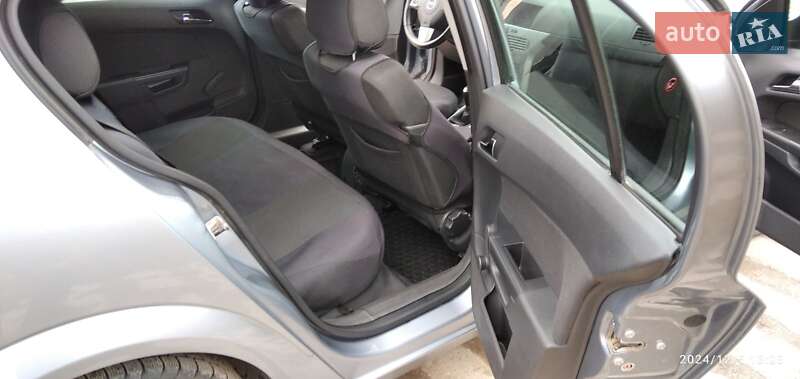 Хэтчбек Opel Astra 2011 в Львове