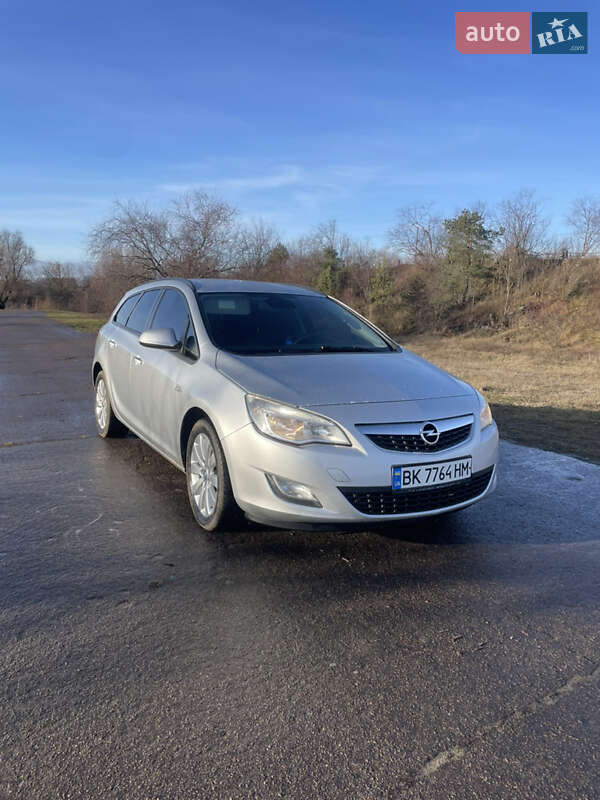 Універсал Opel Astra 2011 в Сарнах