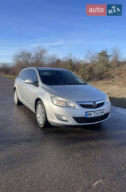 Універсал Opel Astra 2011 в Сарнах