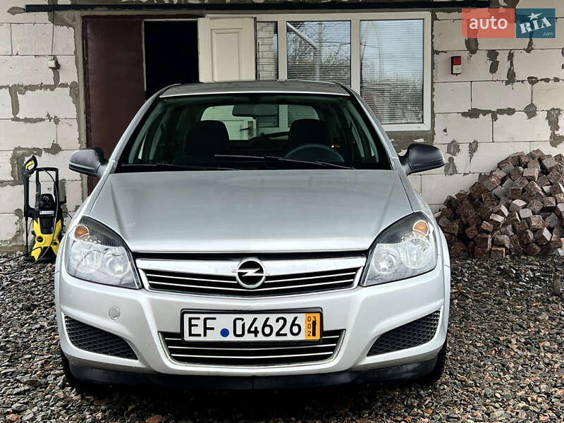 Универсал Opel Astra 2012 в Первомайске