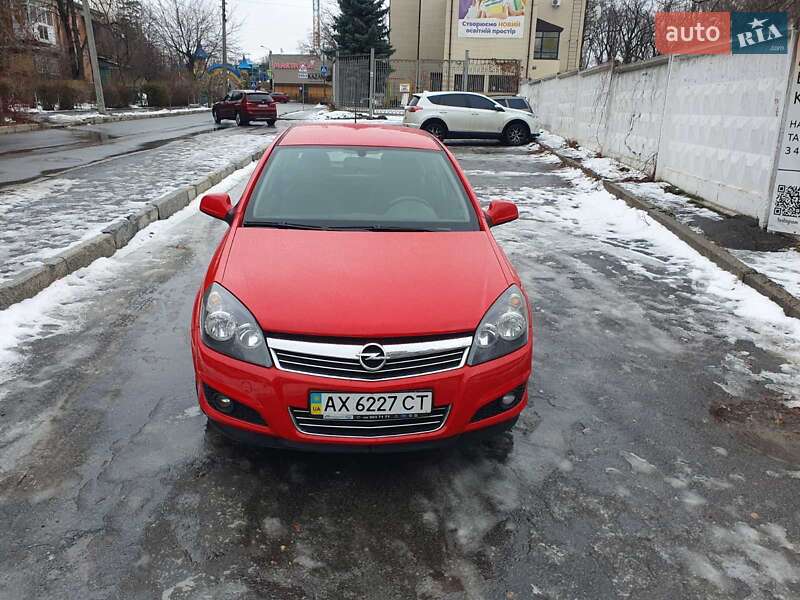 Хэтчбек Opel Astra 2012 в 