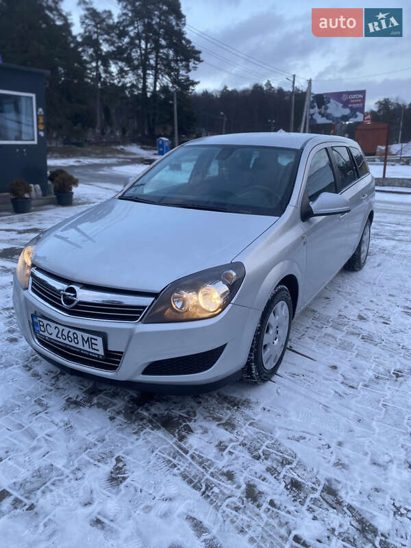 Універсал Opel Astra 2010 в Львові