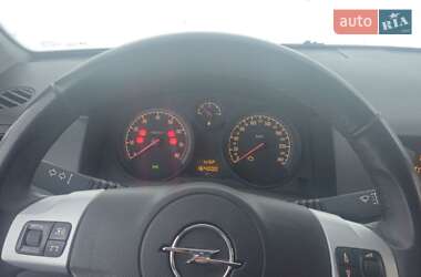 Универсал Opel Astra 2011 в Хороле