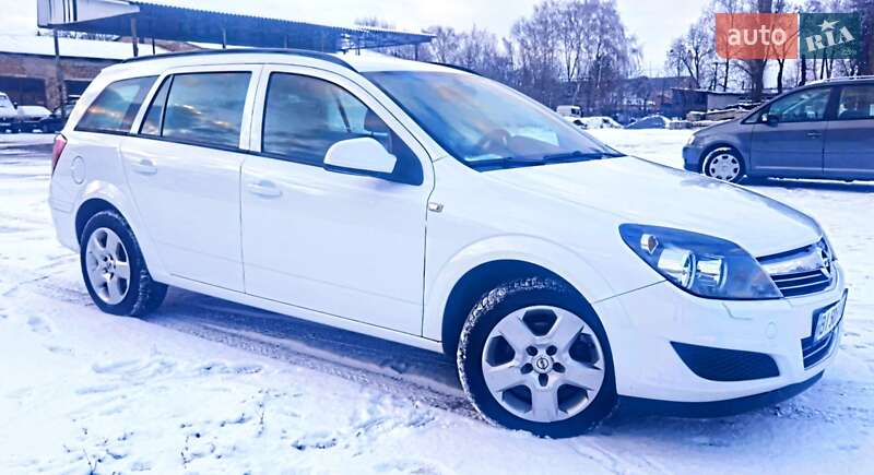 Универсал Opel Astra 2011 в Хороле